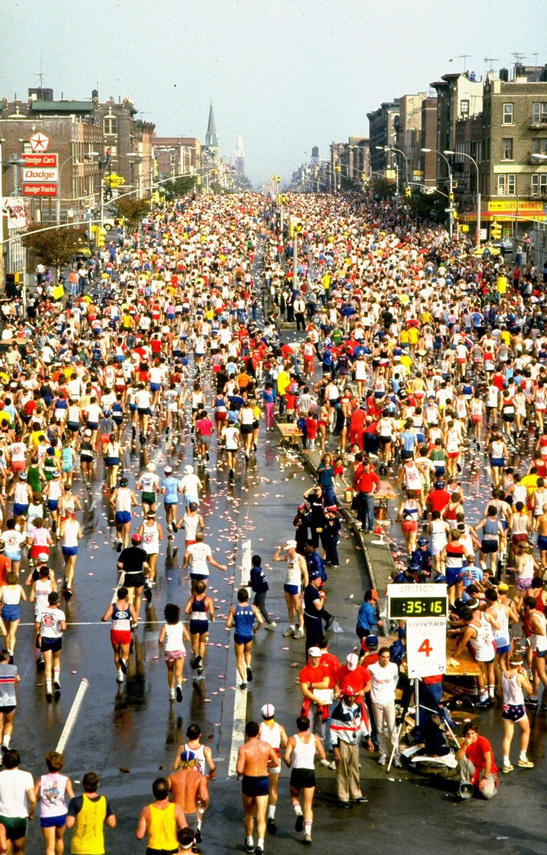 Runners head north on Fourth Avenue in Bay Ridge during the 1984 marathon. (<a href="http://www.gettyimages.com/license/1201934">David Cannon</a>/Allsport)